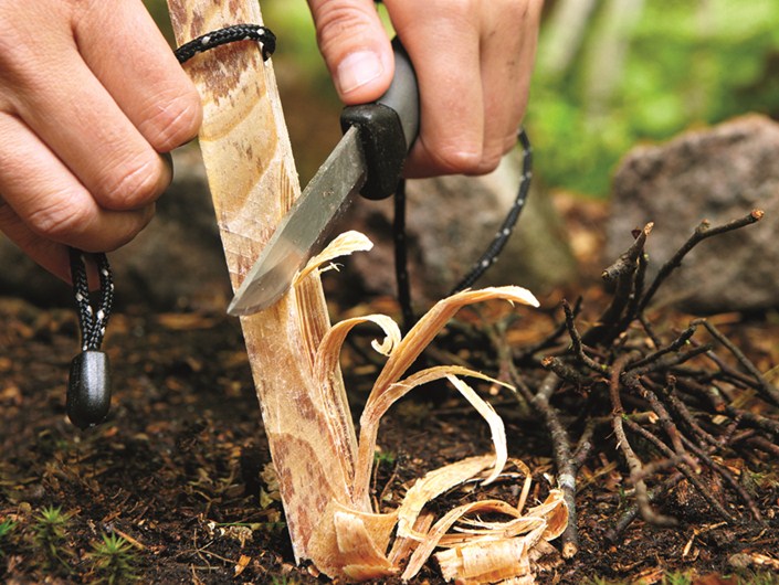 how to light a fire in wet conditions using tinder